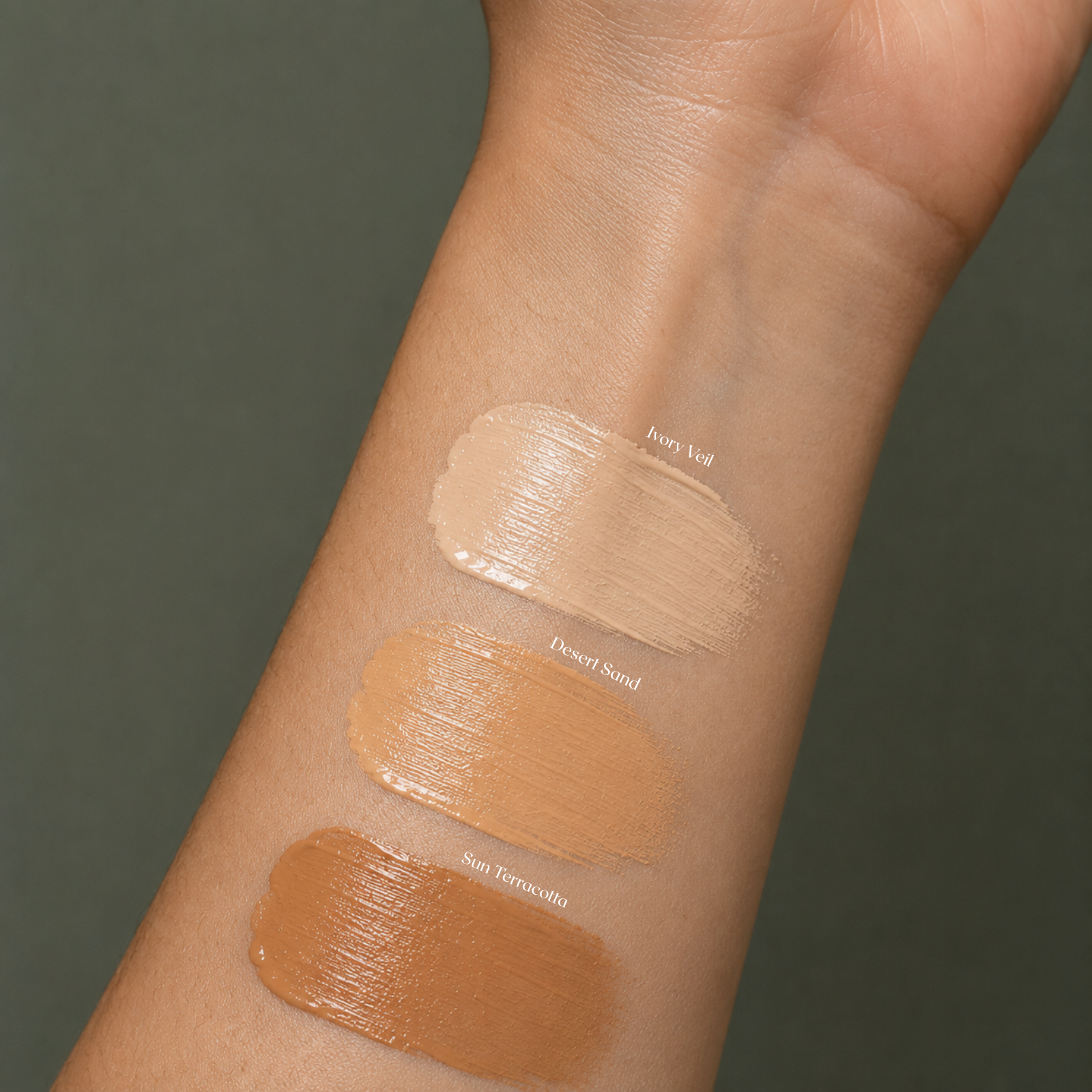 Los tres tonos de Skin Tint aplicados en el brazo
